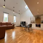 Private Parking 2 Bed 2 Bath Daire