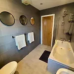The Wheel House - Private Front Door And Free Parking