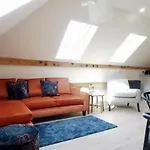 Bright & Airy Mezzanine Loft In - Flat 4, Elgin House شقة *