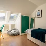 Semesterbostad Centre House - 5 Bedrooms - Sleeps 9 - Parking *