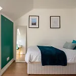 Centre House - 5 Bedrooms - Sleeps 9 - Parking Edinburg