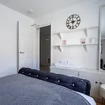 Centre House - 5 Bedrooms - Sleeps 9 - Parking Casa de Férias