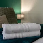 Centre House - 5 Bedrooms - Sleeps 9 - Parking Semesterbostad *