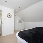 Centre House - 5 Bedrooms - Sleeps 9 - Parking Semesterbostad *