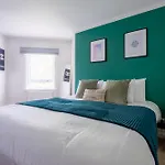 Centre House - 5 Bedrooms - Sleeps 9 - Parking