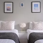 Centre House - 5 Bedrooms - Sleeps 9 - Parking *