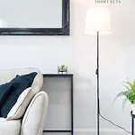 Апартаменты Cosy 2 Bed West End - Easy Public Transport, Minutes From Corn Exchange, Supermarket And Cafe Within Walking Distance *
