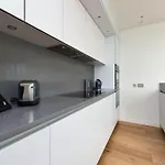 Stylish 2br In Quartermile Balcony & Garden View Apartament