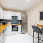 Daire Charming 2-bedroom - Ground Floor
