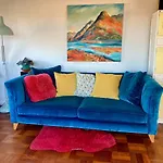 Mid-century Gem Steps From The דירה *