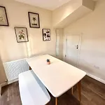 Torwood Townhouse - Superfast Wifi, Contractor Friendly With Free Parking Dom wakacyjny Edynburg