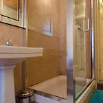 Spacious Flat Near Centre דירה *