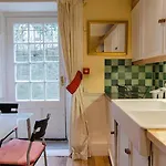 Spacious Flat Near Centre אדינבורו