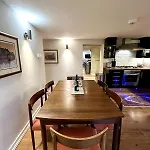 Stylish 2br - Walk To Attraction