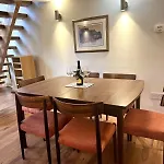 Stylish 2br - Walk To Attraction *