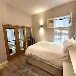 Stylish 2br - Walk To Attraction
