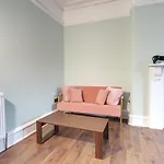 Stylish Top-floor Flat - Leith אדינבורו