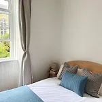Quiet Garden View 2br Center Near Fringe *