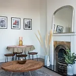 Cosy 2-bedroom Flat Close To Centre