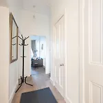 Cosy 2-bedroom Flat Close To Centre