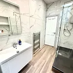 The Handy Hub Luxury Victorian - Fast Wifi &
