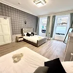 The Handy Hub Luxury Victorian - Fast Wifi & 아파트 *
