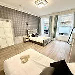 The Handy Hub Luxury Victorian - Fast Wifi & 아파트
