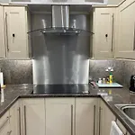 Entire Victorian House 2br - 4 Guests شقة