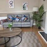 3br House With Parking 10 Mins To Airport Sleeps 6 Апартаменты Эдинбург