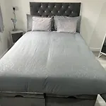 Private 1 Bedroom - - Sleeps 2 Apartmán