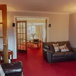 펜션 3 Bedroom Home, Peaceful Garden 에든버러