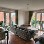 Stunning 3bed With Balcony And Free Parking 公寓 *
