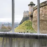 Chic 1bd Flat - Wviews Of Castle! アパート