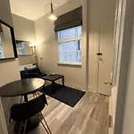 アパート Chic 1bd Flat - Wviews Of Castle! エディンバラ