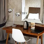 מלון Grove House 4*