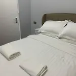 Centre Ground Floor 3 Bedroom 아파트 *