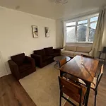 4br Near Airport & Centre Free Parking דירה