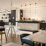 Courtyard By Marriott West Hotel
