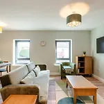 Apartman Stunning Upper In The City!