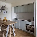Abbey Apartments, At Holyrood Lejlighedshotel 4*