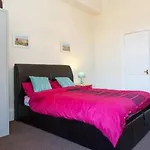 Lauriston Roomz