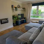 Two Bd House With Private Parking *