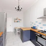 Chic And Stylish 2-bedroom Near Centre *