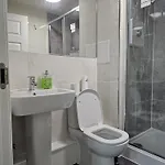 Апартаменты Stylish 2-bed Flat With Open-plan Living Parking