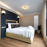 30 Castle Street 3*