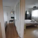 Two Bd House With Private Parking Lägenhet *