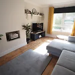Two Bd House With Private Parking *