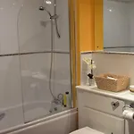 Large 2 Bed Flat, 2 Bath, Free Parking & Lift *