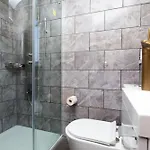 Luxurious Townhouse With Hot Tub Edinburgh