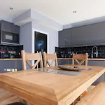 Luxurious Townhouse With Hot Tub Edinburgh
